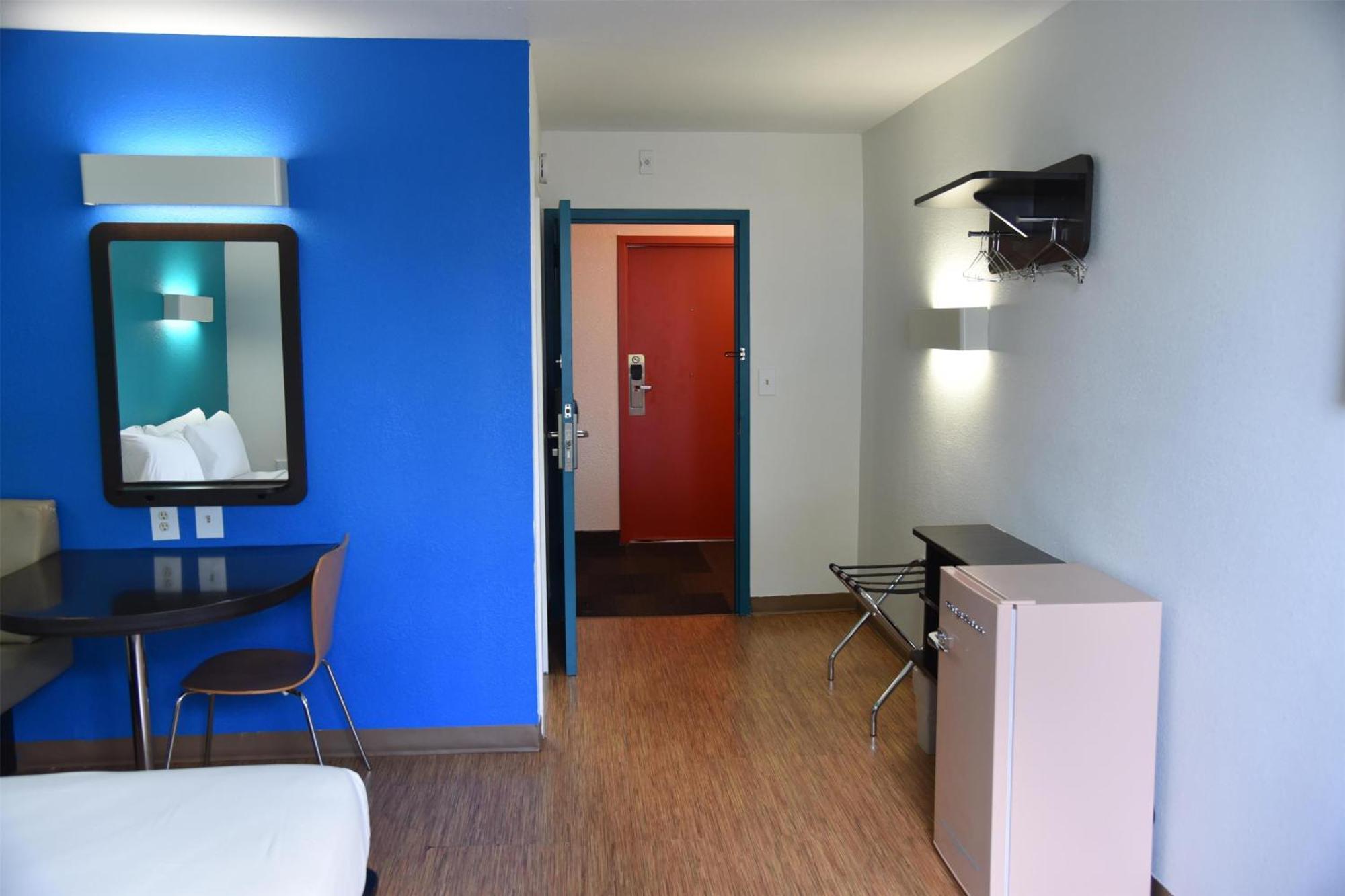 Hotel 6-miami, Fl